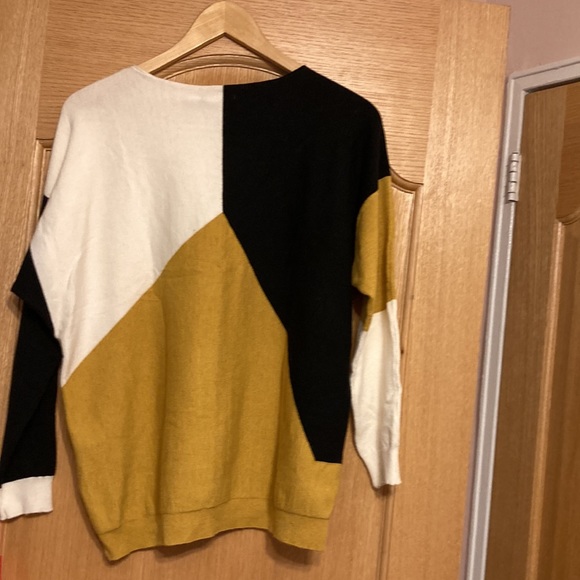 NWT women sweater. Size S/M. Made in Italy. 52%viscose26%polyester22%polyamide - Picture 5 of 5